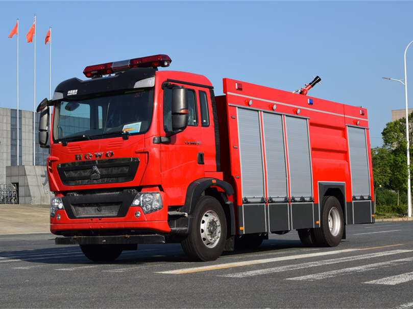 重汽9噸單排水罐消防車(chē)