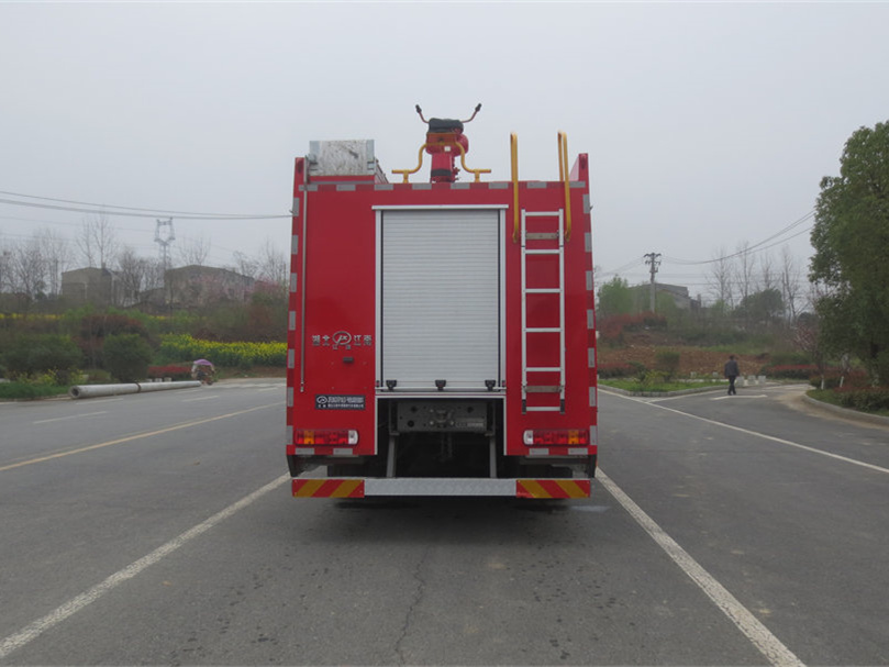 10噸重汽豪沃干粉泡沫聯(lián)用消防車